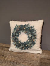 Lade das Bild in den Galerie-Viewer, Kissen Weihnachtskissen mit LED-Beleuchtung Xmas Exner Alrabi Metall & Design 45x45 Kissen mit gruenem Kranz