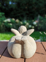 Lade das Bild in den Galerie-Viewer, "Liegende lustige Dame mit Flügel" - HANDMADE aus Steinguss, naturton (frostfest bis -30 Grad)