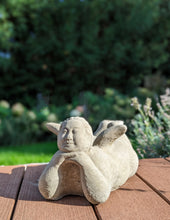 Lade das Bild in den Galerie-Viewer, "Liegende lustige Dame mit Flügel" - HANDMADE aus Steinguss, naturton (frostfest bis -30 Grad)