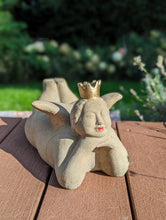 Lade das Bild in den Galerie-Viewer, "Liegende lustige Dame mit Flügel" - HANDMADE aus Steinguss mit goldener Krone und roten Lippen, naturton (frostfest bis -30 Grad)