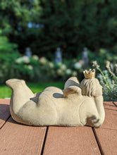 Lade das Bild in den Galerie-Viewer, "Liegende lustige Dame mit Flügel" - HANDMADE aus Steinguss mit goldener Krone und roten Lippen, naturton (frostfest bis -30 Grad)