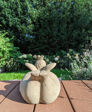 Lade das Bild in den Galerie-Viewer, "Liegende lustige Dame mit Flügel" - HANDMADE aus Steinguss mit Krone, naturton (frostfest bis -30 Grad)