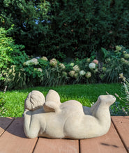 Lade das Bild in den Galerie-Viewer, "Liegende lustige Dame mit Flügel" - HANDMADE aus Steinguss, naturton (frostfest bis -30 Grad)