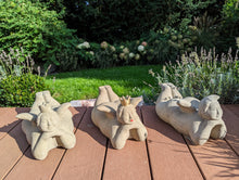 Lade das Bild in den Galerie-Viewer, "Liegende lustige Dame mit Flügel" - HANDMADE aus Steinguss, naturton (frostfest bis -30 Grad)