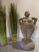 Lade das Bild in den Galerie-Viewer, "Stehende lustige Dame" - HANDMADE aus Steinguss, naturton (frostfest bis -30 Grad)