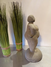 Lade das Bild in den Galerie-Viewer, "Stehende lustige Dame" - HANDMADE aus Steinguss, naturton (frostfest bis -30 Grad)