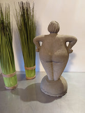 Lade das Bild in den Galerie-Viewer, "Stehende lustige Dame" - HANDMADE aus Steinguss, naturton (frostfest bis -30 Grad)