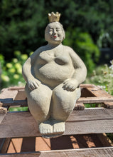Lade das Bild in den Galerie-Viewer, "Sitzende lustige Dame" - HANDMADE aus Steinguss mit goldener Krone und roten Lippen, naturton (frostfest bis -30 Grad)