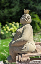 Lade das Bild in den Galerie-Viewer, "Sitzende lustige Dame" - HANDMADE aus Steinguss mit goldener Krone und roten Lippen, naturton (frostfest bis -30 Grad)
