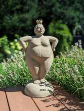 Lade das Bild in den Galerie-Viewer, "Stehende lustige Dame" - HANDMADE aus Steinguss mit goldener Krone und roten Lippen, naturton (frostfest bis -30 Grad)