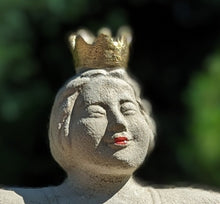 Lade das Bild in den Galerie-Viewer, "Stehende lustige Dame" - HANDMADE aus Steinguss mit goldener Krone und roten Lippen, naturton (frostfest bis -30 Grad)