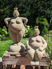 Lade das Bild in den Galerie-Viewer, "Sitzende lustige Dame" - HANDMADE aus Steinguss mit goldener Krone und roten Lippen, naturton (frostfest bis -30 Grad)