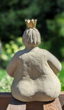 Lade das Bild in den Galerie-Viewer, "Sitzende lustige Dame" - HANDMADE aus Steinguss mit goldener Krone und roten Lippen, naturton (frostfest bis -30 Grad)