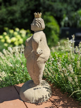 Lade das Bild in den Galerie-Viewer, "Stehende lustige Dame" - HANDMADE aus Steinguss mit goldener Krone und roten Lippen, naturton (frostfest bis -30 Grad)
