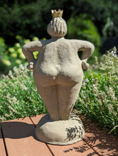 Lade das Bild in den Galerie-Viewer, "Stehende lustige Dame" - HANDMADE aus Steinguss mit goldener Krone und roten Lippen, naturton (frostfest bis -30 Grad)