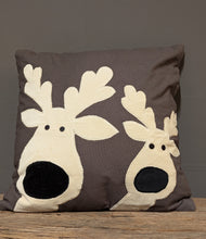 Lade das Bild in den Galerie-Viewer, Knuffige Rentiere Kissen anthrazit dunkelgrau creme Rentier aufgenäht von Exner Alrabi Metall & Design Leinenstruktur mit Inlett 40x40