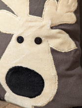 Lade das Bild in den Galerie-Viewer, Knuffige Rentiere Kissen anthrazit dunkelgrau creme Rentier aufgenäht von Exner Alrabi Metall & Design Leinenstruktur mit Inlett 40x40 Details