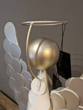Lade das Bild in den Galerie-Viewer, Moderner metallischer Engel von Colmore mit Metallplättchen in weiß silber Lifestyle Wohndekoration Alrabi Metall & Design Weihnachtsdeko Detailansicht