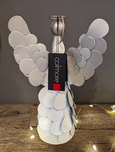 Lade das Bild in den Galerie-Viewer, Moderner metallischer Engel von Colmore mit Metallplättchen in weiß silber Lifestyle Wohndekoration Alrabi Metall & Design Weihnachtsdeko Ansicht von hinten