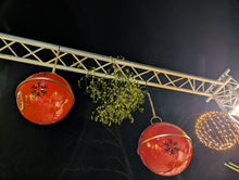 Lade das Bild in den Galerie-Viewer, Edle rot-gold glänzende Weihnachtskugel in XXL-Größe aus Metall in zwei Grössen (60 und 50 cm)