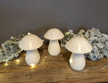 Lade das Bild in den Galerie-Viewer, Chicer Pilz in weiß aus Keramik modern und clean Scheulen Dekoration Xmas Weihnachtsdeko Herbstdeko Homestyle
