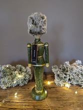 Lade das Bild in den Galerie-Viewer, Nussknacker von hinten grün-gold