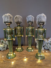 Lade das Bild in den Galerie-Viewer, Nussknacker mit Glitzer und grosser Fellmütze von J-Line grün gold Deko Lifestyle