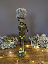 Lade das Bild in den Galerie-Viewer, Nussknacker von der Seite Glitzer Pelzmütze von J-Line grün-gold Alrabi