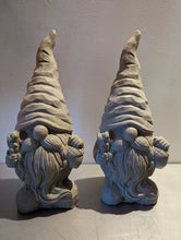 Lade das Bild in den Galerie-Viewer, Niedlicher Zwerg mit Knollennase und Eichhörnchen - HANDMADE aus Steinguss, naturton (frostfest bis -30 Grad)