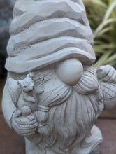 Lade das Bild in den Galerie-Viewer, Niedlicher Zwerg mit Knollennase und Eichhörnchen - HANDMADE aus Steinguss, naturton (frostfest bis -30 Grad)