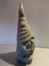 Lade das Bild in den Galerie-Viewer, Niedlicher Zwerg mit Knollennase und Eichhörnchen - HANDMADE aus Steinguss, naturton (frostfest bis -30 Grad)