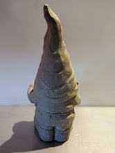 Lade das Bild in den Galerie-Viewer, Niedlicher Zwerg mit Knollennase und Eichhörnchen - HANDMADE aus Steinguss, naturton (frostfest bis -30 Grad)