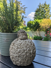 Lade das Bild in den Galerie-Viewer, Rosenkugel mit verträumtem Kindergesicht - HANDMADE aus Steinguss, naturton (frostfest bis -30 Grad)
