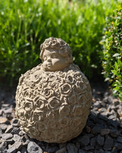 Lade das Bild in den Galerie-Viewer, Rosenkugel mit verträumtem Kindergesicht - HANDMADE aus Steinguss, naturton (frostfest bis -30 Grad)