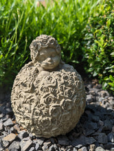 Lade das Bild in den Galerie-Viewer, Rosenkugel mit verträumtem Kindergesicht - HANDMADE aus Steinguss, naturton (frostfest bis -30 Grad)