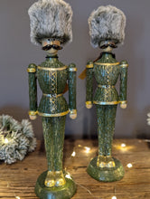 Lade das Bild in den Galerie-Viewer, Britischer Nussknacker Glitzer gold-grün Fellmütze J-Line Alrabi Metall & Design