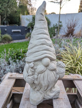 Lade das Bild in den Galerie-Viewer, Niedlicher Zwerg mit Knollennase und Eichhörnchen - HANDMADE aus Steinguss, naturton (frostfest bis -30 Grad)