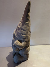 Lade das Bild in den Galerie-Viewer, Niedlicher Zwerg mit Knollennase und Eichhörnchen - HANDMADE aus Steinguss, naturton (frostfest bis -30 Grad)