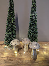 Lade das Bild in den Galerie-Viewer, Moderne Tannen mit Pilzen beschneit von J-Line Alrabi