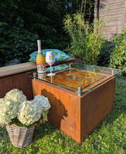 Lade das Bild in den Galerie-Viewer, WasserTisch_Sprudelbrunnen_mit_Glasplatte_Cortenstahl_LED-Beleuchtung_Gartengestaltung_Wasserspiel_Gartenlounge_Terrassendeko