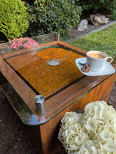 Lade das Bild in den Galerie-Viewer, WasserTisch_Sprudelbrunnen_mit_Glasplatte_Cortenstahl_LED-Beleuchtung_Gartengestaltung_Wasserspiel_Gartenlounge_Terrassendeko_Gartenoase