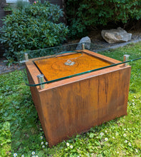 Lade das Bild in den Galerie-Viewer, WasserTisch_Sprudelbrunnen_mit_Glasplatte_Cortenstahl_LED-Beleuchtung_Gartengestaltung_Wasserspiel_Gartenlounge_Terrassendeko