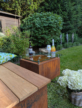 Lade das Bild in den Galerie-Viewer, WasserTisch_Sprudelbrunnen_mit_Glasplatte_Cortenstahl_LED-Beleuchtung_Gartengestaltung_Wasserspiel_Gartenlounge_Terrassendeko