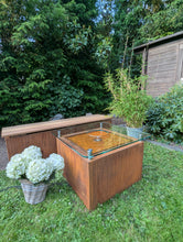 Lade das Bild in den Galerie-Viewer, WasserTisch_Sprudelbrunnen_mit_Glasplatte_Cortenstahl_LED-Beleuchtung_Gartengestaltung_Wasserspiel_Gartenlounge_Terrassendeko