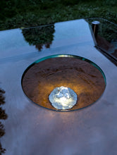 Lade das Bild in den Galerie-Viewer, WasserTisch_Sprudelbrunnen_mit_Glasplatte_Cortenstahl_LED-Beleuchtung_Gartengestaltung_Wasserspiel_Gartenlounge_Terrassendeko