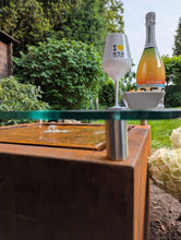 Lade das Bild in den Galerie-Viewer, WasserTisch_Sprudelbrunnen_mit_Glasplatte_Cortenstahl_LED-Beleuchtung_Gartengestaltung_Wasserspiel_Gartenlounge_Terrassendeko