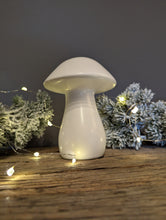 Lade das Bild in den Galerie-Viewer, Weisser Pilz aus Keramik