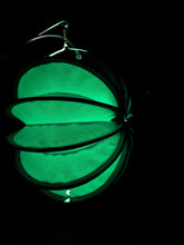 Lade das Bild in den Galerie-Viewer, Grüner wetterfester Lampion - in drei möglichen Größen