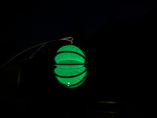 Lade das Bild in den Galerie-Viewer, Grüner wetterfester Lampion - in drei möglichen Größen (Barlooon)