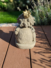 Lade das Bild in den Galerie-Viewer, Zuckersüße Ballerina in vier möglichen Varianten - HANDMADE aus Steinguss, naturton (frostfest bis -30 Grad)